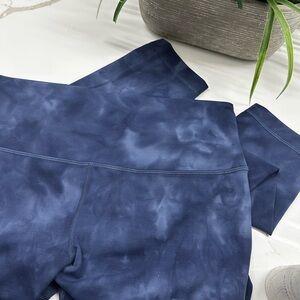 FREE SHIPPING

Lululemon Blue diamond tie-Dye Leggings 25’